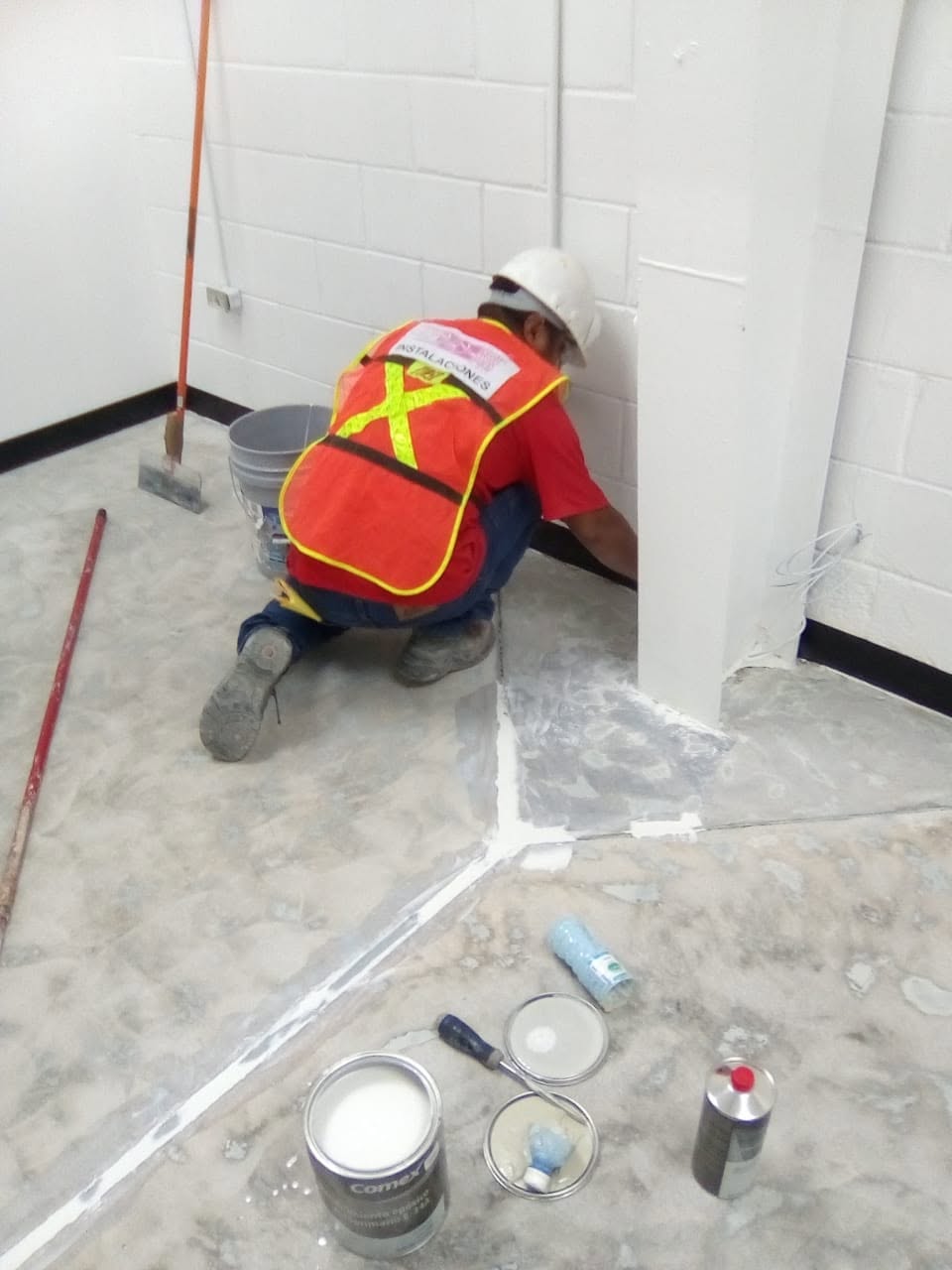Detalle de aplicación con rodillo en oficina
