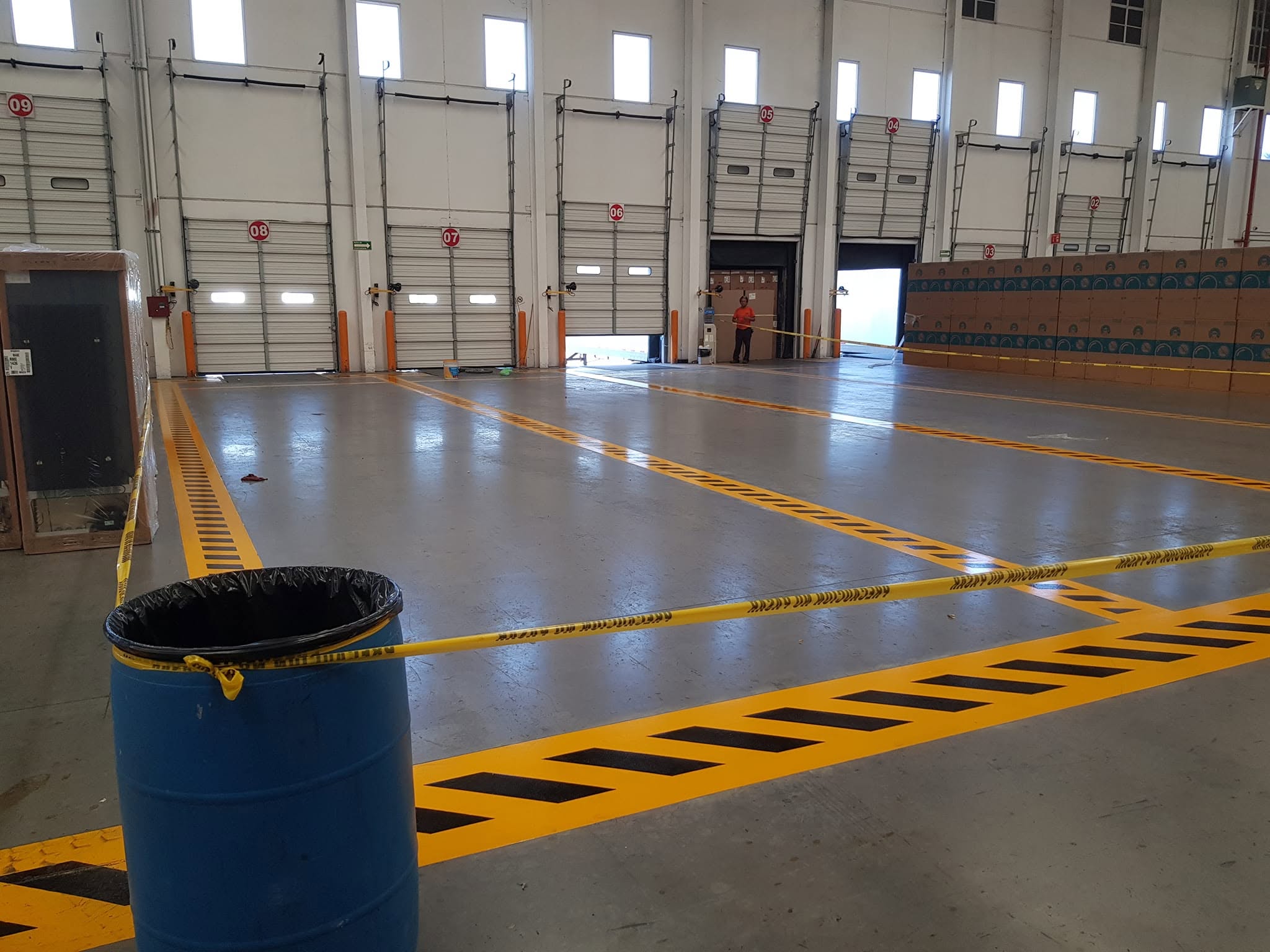 Bodega industrial con andenes múltiples