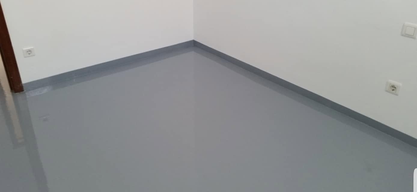 Cuarto residencial con piso epóxico gris