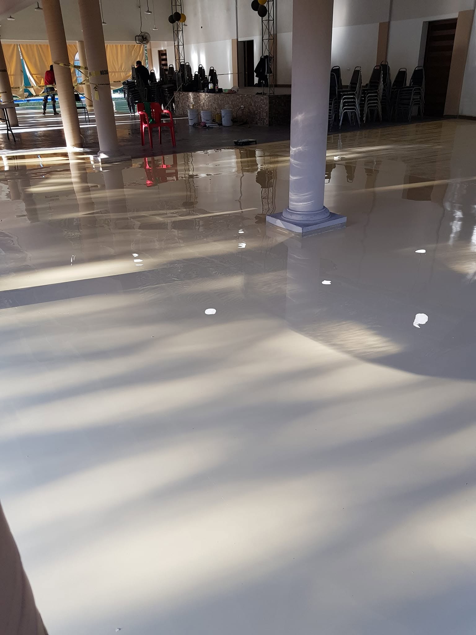 Piso epóxico comercial en salón de eventos