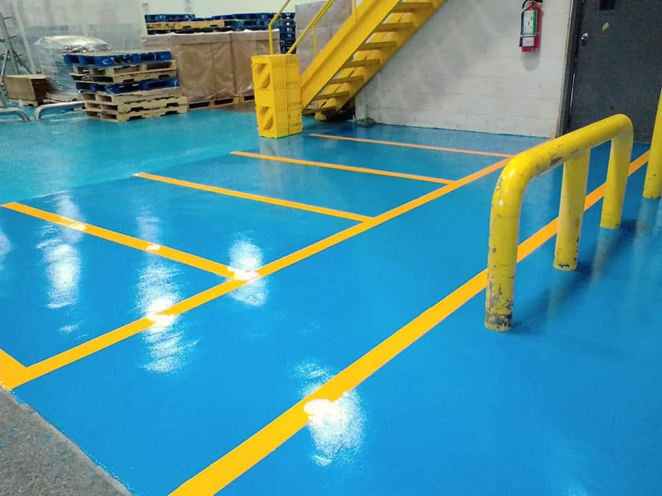 Obrero con aspiradora industrial